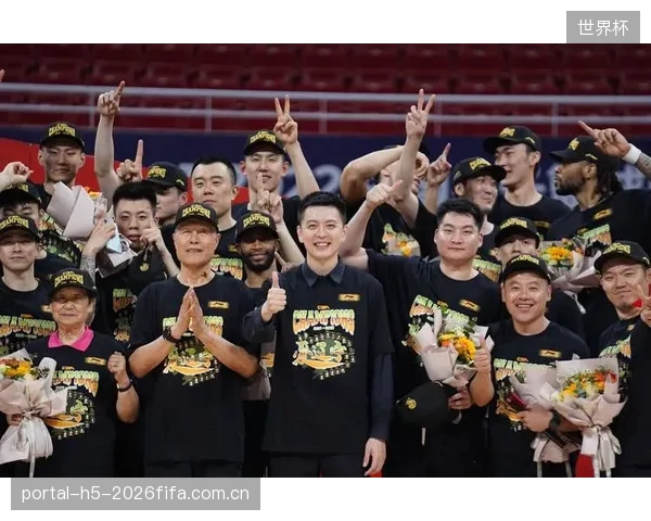 多名主力离队的辽宁队本赛季实力下滑,常规赛倒数第二轮曾惨败上海34分。 多名主力离队的辽宁队本赛季实力下滑,常规赛倒数第二轮曾惨败上海34分。